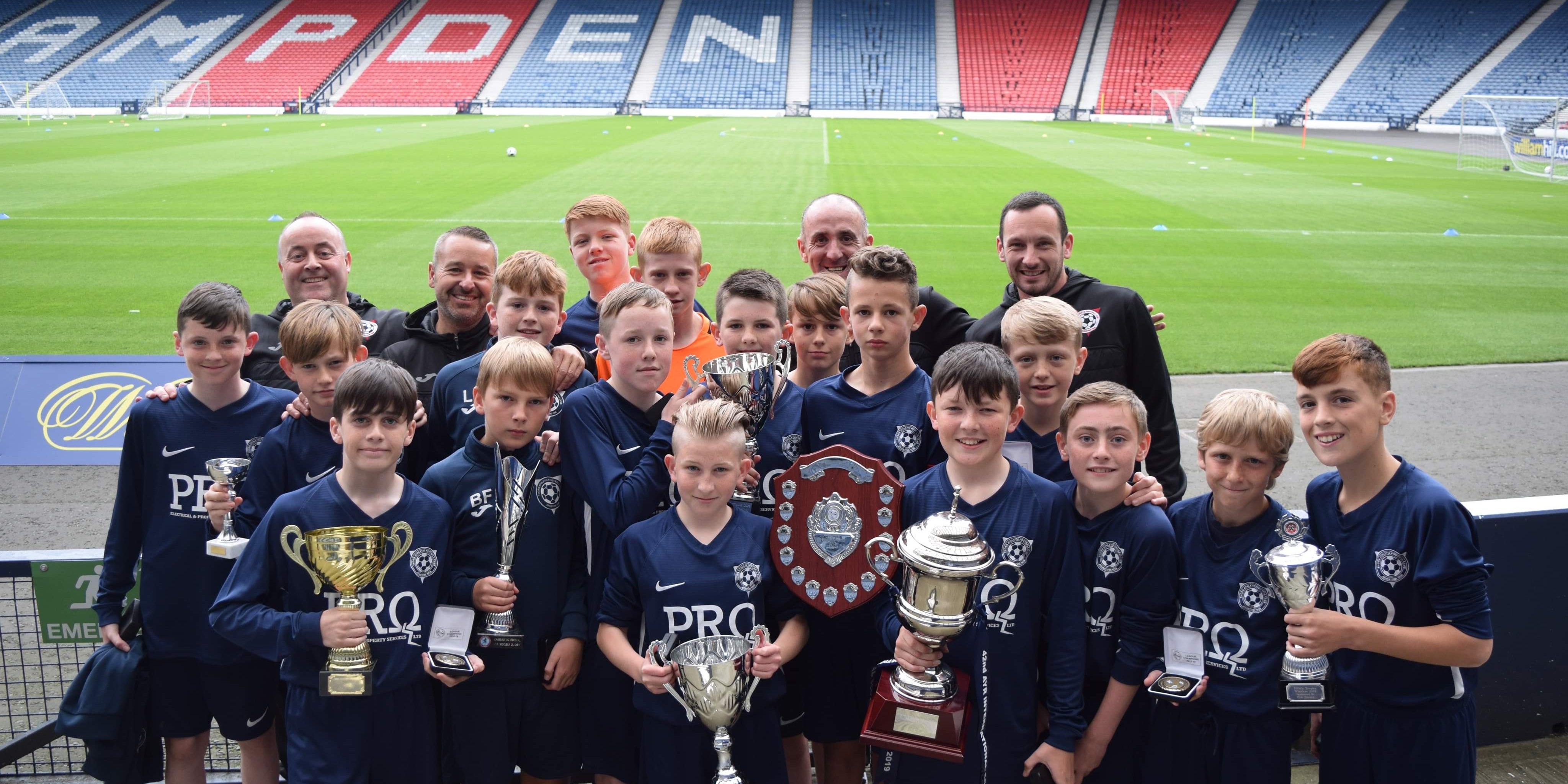 Hampden Heroes collect trophy – Thorn Athletic Football Club